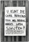 403014 Afbeelding van een aanplakbiljet achter een raam van een huis aan de Wijde Begijnestraat te Utrecht, met de ...